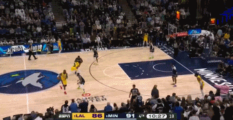 突然爆发！迪文岑佐晃倒防守三分穿针 随后补防大帽詹姆斯