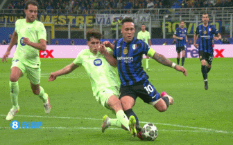 紧张到不敢看！国米罚点前马洛塔低头不看，打进后马上疯狂庆祝