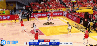 得分利器！小巴里-布朗扛起进攻 连中三分独得8分打停北京