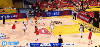 得分利器！小巴里-布朗扛起进攻 连中三分独得8分打停北京