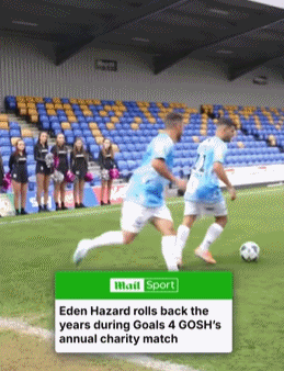 胖了🥵34岁已退役的阿扎尔参加慈善赛,带球时不慎滑倒